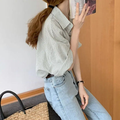 Groene Blouse met Verticale Strepen Moderne Stijl