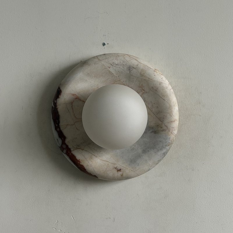 Ronde Design Wandlamp Met Marmeren Achterplaat En Glazen Bol Voor Hal En Slaapkamer