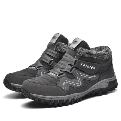Donkergrijze winterschoenen van Zaffaro met een warme voering en stevige, antislipzolen. Deze schoenen bieden zowel comfort als stijl, ideaal voor de wintermaanden met extra grip en bescherming tegen de kou.