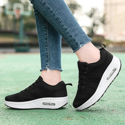 ZappoFlex zwarte schoenen met witte zool, ontworpen voor optimale ondersteuning en comfort, gedragen met blauwe jeans.