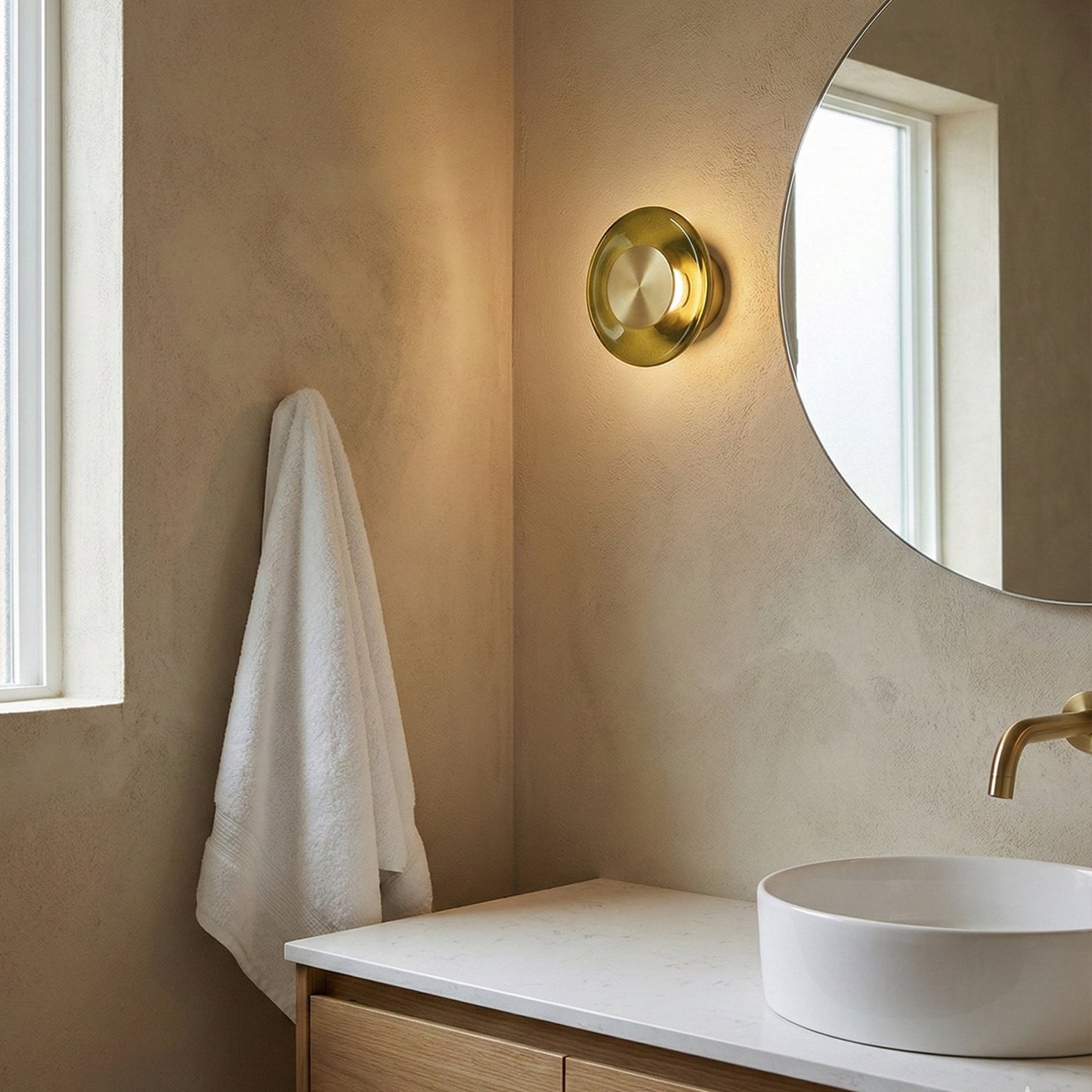 Wandlamp met Groen Glas & Gouden Afwerking – Moderne Verlichtingsaccent voor Hal en Slaapkamer
