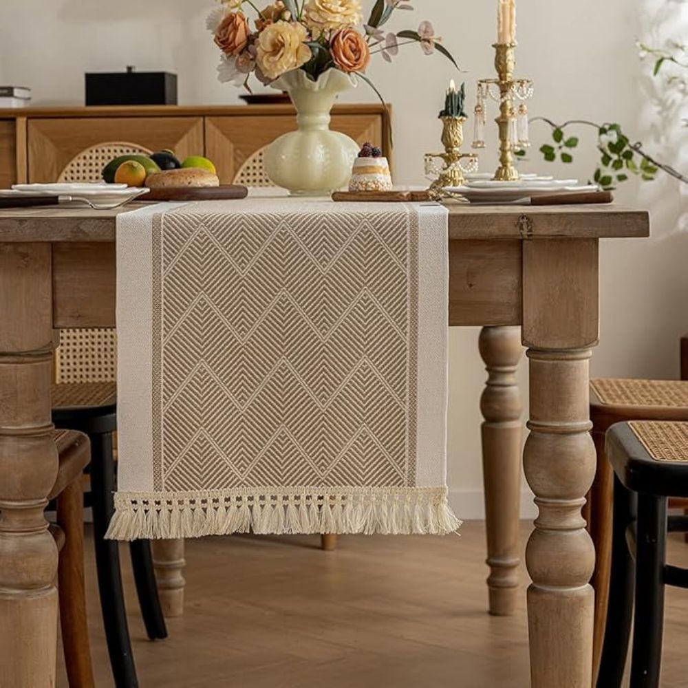 Geweven Tafelloper met Zigzagstructuur – Natuurlijke Tafeldecoratie voor Eetkamer & Woonruimte