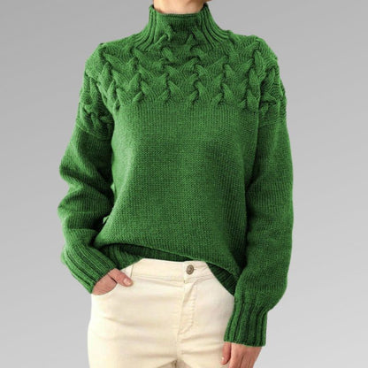 Zimora veelzijdige casual trui in groen met een gevlochten patroon op de schouders en een hoge kraag. De trui heeft een comfortabele pasvorm en lange mouwen, ideaal voor een stijlvolle en warme look. Perfect te combineren met lichte broeken voor een frisse uitstraling.