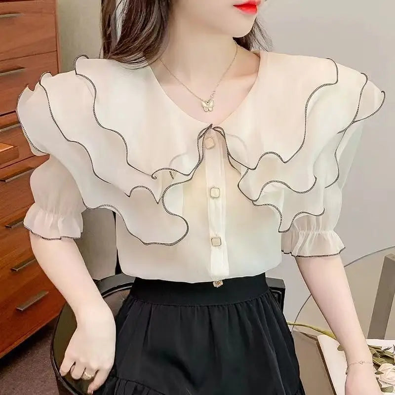 Vrouwelijke Blouse met Peter Pan Kraag en Ruches Luchtige Chiffon Stof