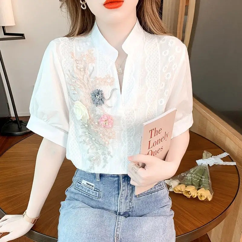 Witte Zomer Blouse met V-Hals en Geborduurde Details