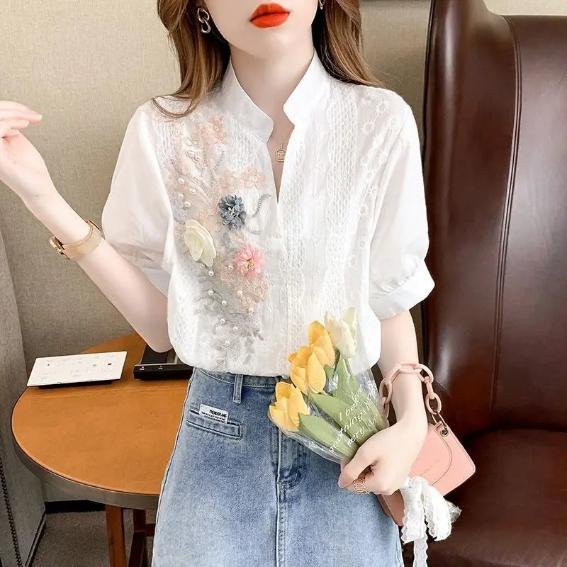 Witte Zomer Blouse met V-Hals en Geborduurde Details