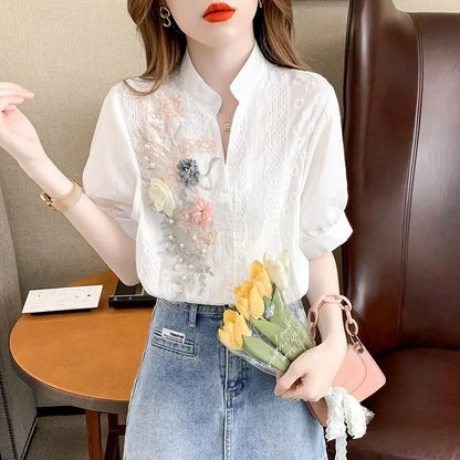 Witte Zomer Blouse met V-Hals en Geborduurde Details