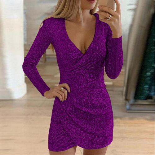 Fuchsia glinsterende jurk met lange mouwen en een verleidelijke V-hals. De jurk heeft een elegante drapering aan de voorkant, die het figuur benadrukt en zorgt voor een glamourvolle uitstraling, perfect voor een avondje uit of speciale gelegenheden.