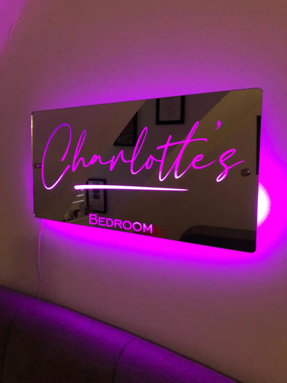 Gepersonaliseerde LED Spiegel met Neonlicht en Eigen Tekst voor Wanddecoratie