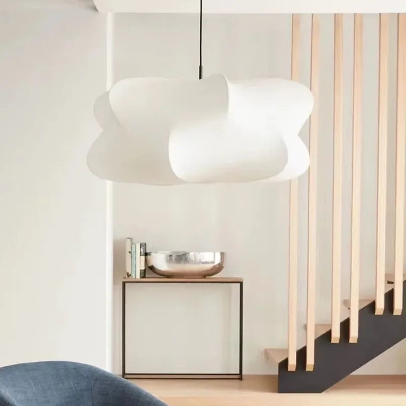 Wabi sabi zijde hanglamp met zachte gloed en Japans minimalistisch design voor serene interieurs