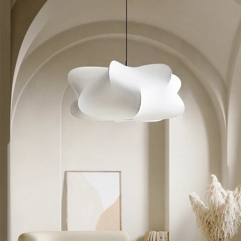 Wabi sabi zijde hanglamp met zachte gloed en Japans minimalistisch design voor serene interieurs