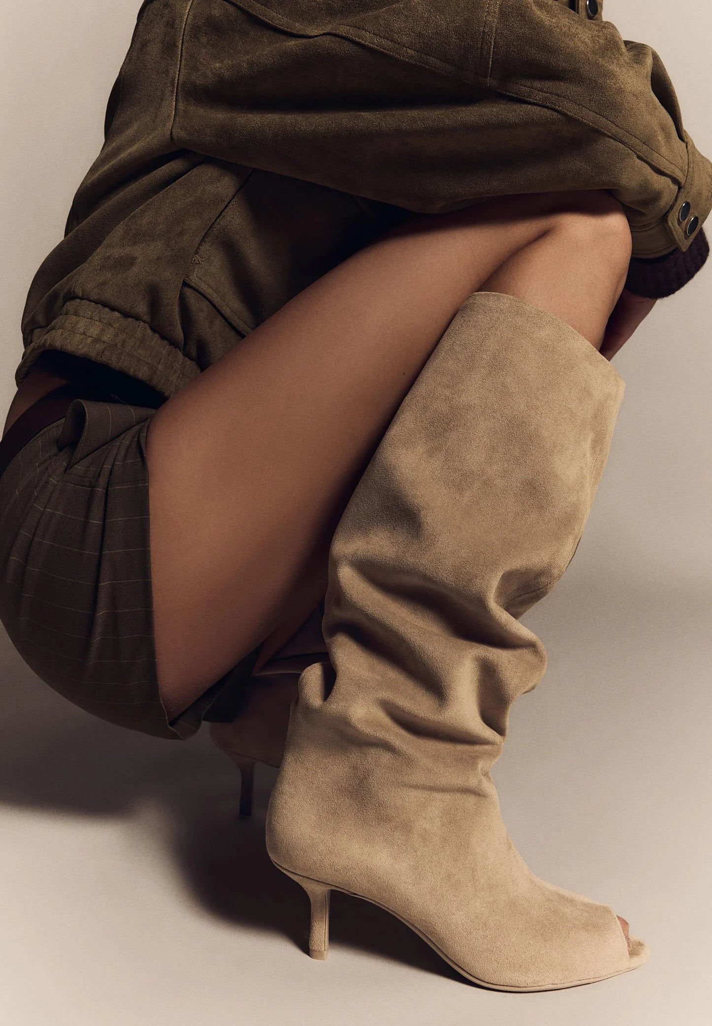 Vrouwelijke Kniekousen met Sleufjes en Hak in Slouchy Stijl
