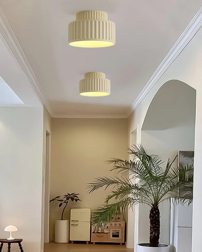 Geribde plafondlamp van hars met zachte sfeerverlichting