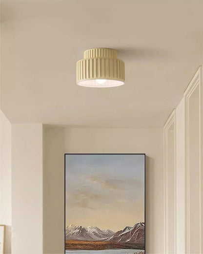 Geribde plafondlamp van hars met zachte sfeerverlichting