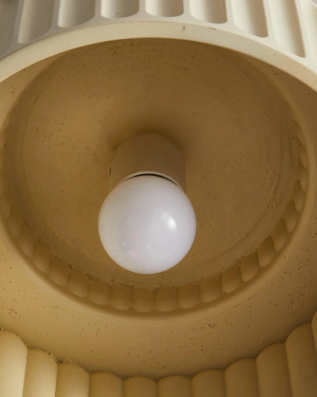 Geribde plafondlamp van hars met zachte sfeerverlichting