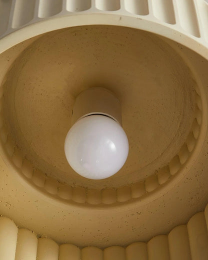 Geribde plafondlamp van hars met zachte sfeerverlichting