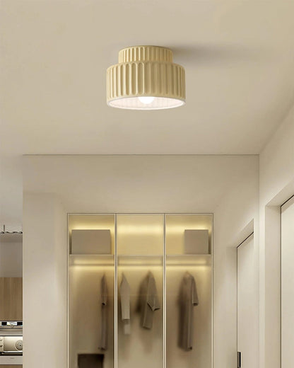 Geribde plafondlamp van hars met zachte sfeerverlichting