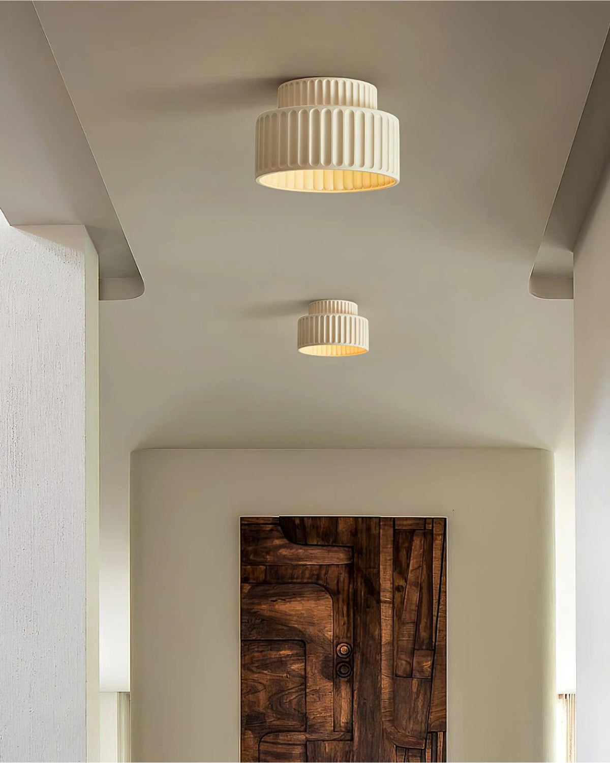 Geribde plafondlamp van hars met zachte sfeerverlichting