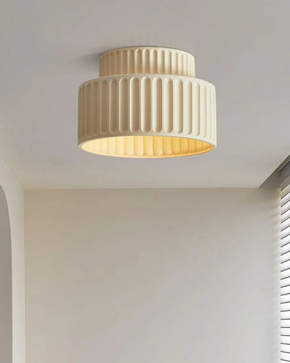 Geribde plafondlamp van hars met zachte sfeerverlichting