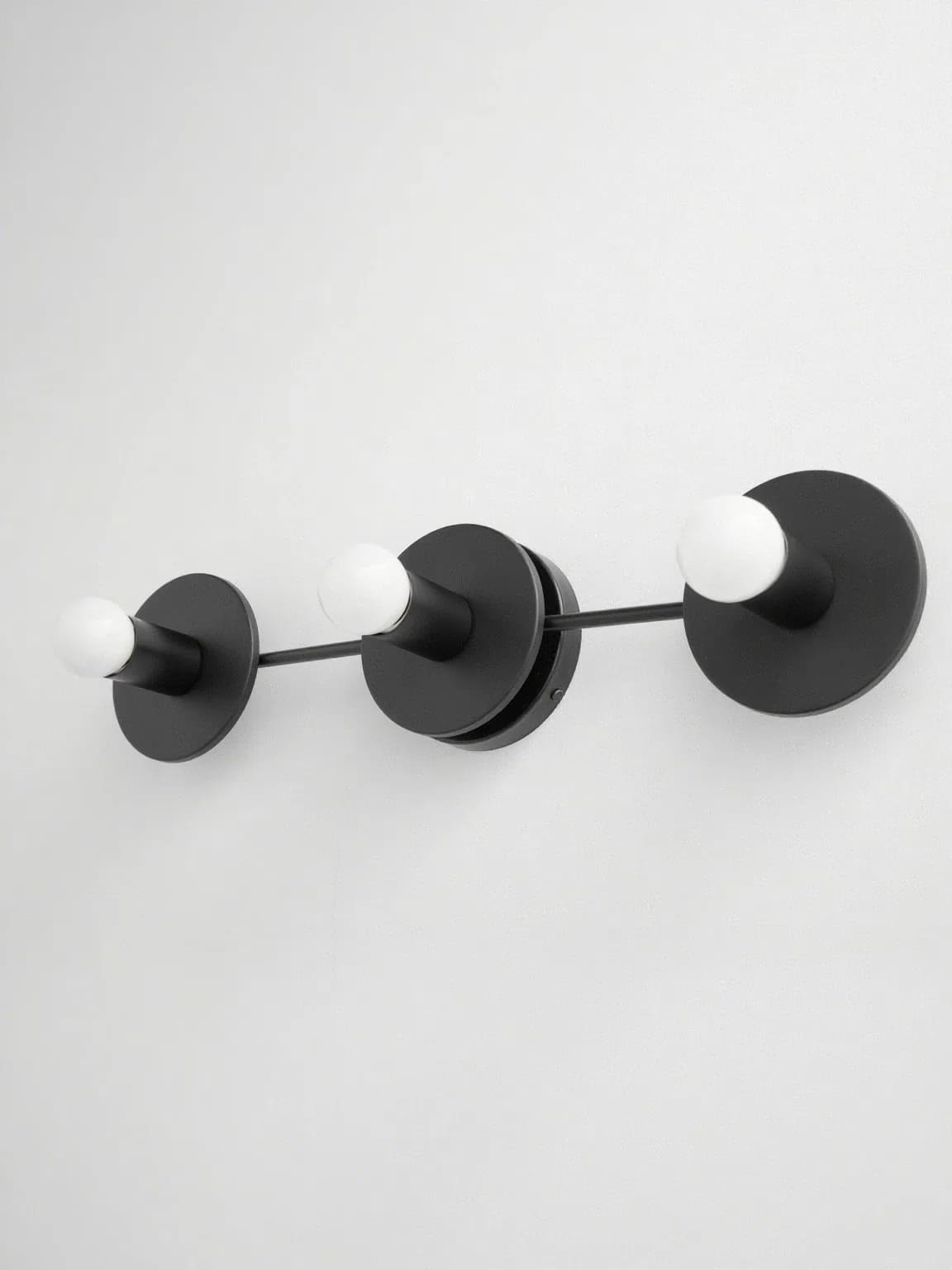 Minimalistische Badkamerlamp met Drie Lichtpunten - Verkrijgbaar in Meerdere Kleuren