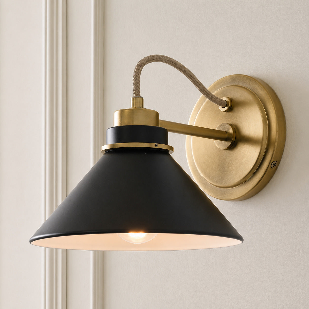 Globe Wandlamp met Gebogen Arm – Moderne Industriële Verlichting voor Badkamer, Slaapkamer en Gang