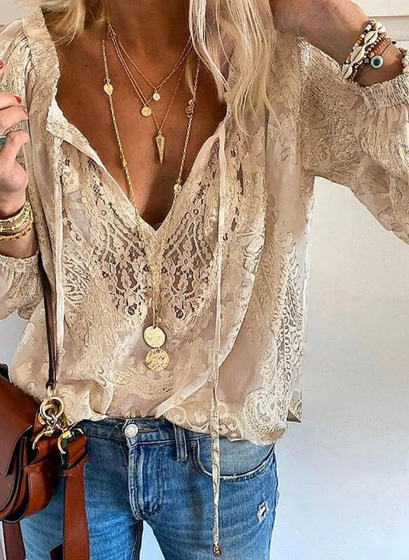 Vrouwelijke Blouse Boho Stijl met Diepe Halslijn Elegante Look