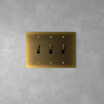 Luxe Messing Tuimelschakelaar Met Minimalistisch Design En Hoogwaardige Afwerking
