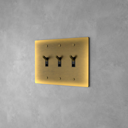 Luxe Messing Tuimelschakelaar Met Minimalistisch Design En Hoogwaardige Afwerking