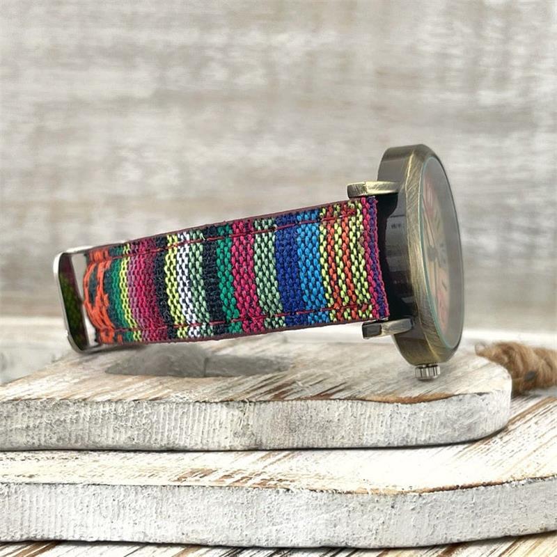 Vintage Dameshorloge met Regenboog Patroon en Gevlochten Band