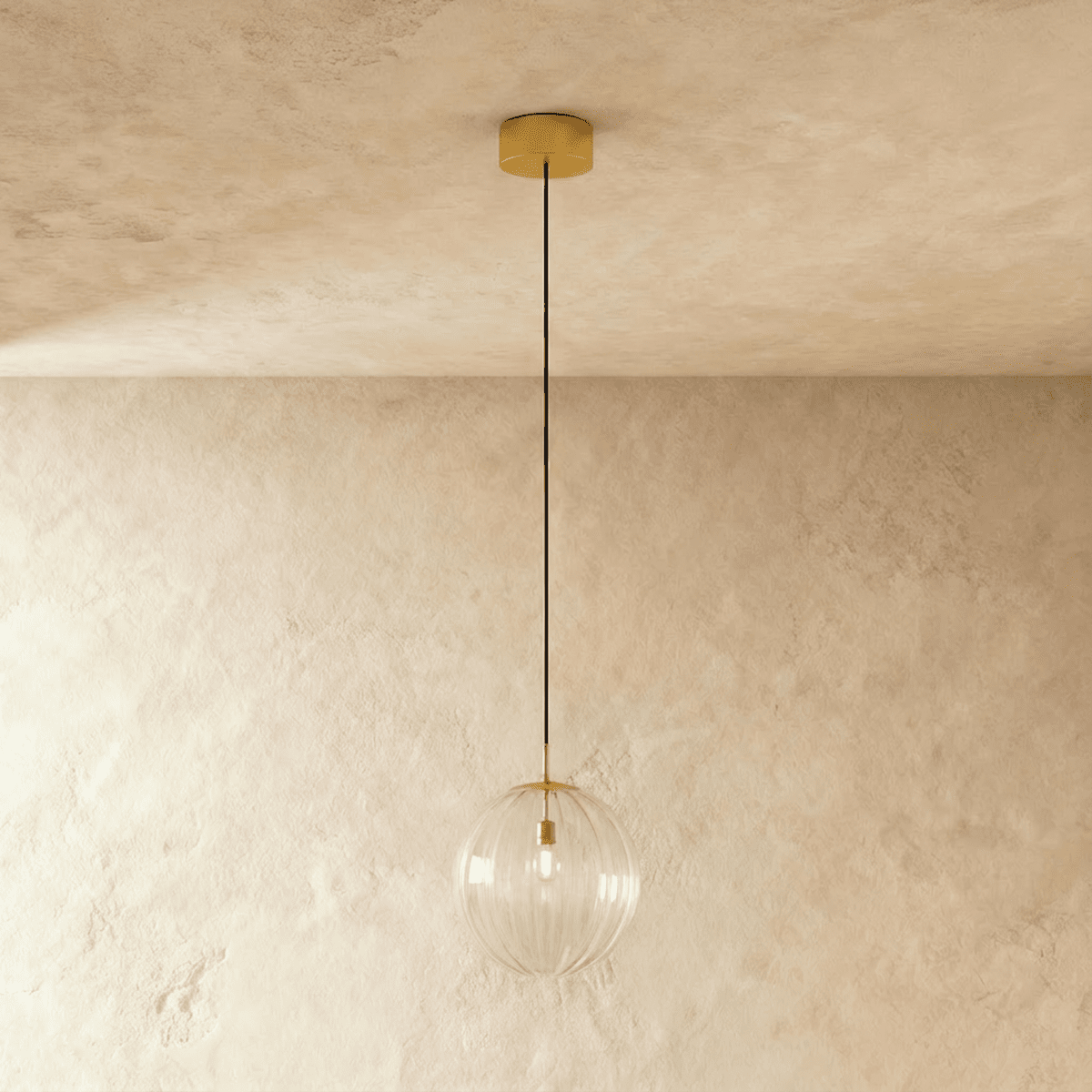 Glazen Hanglamp Met Ronde Kap En Tijdloze Elegantie