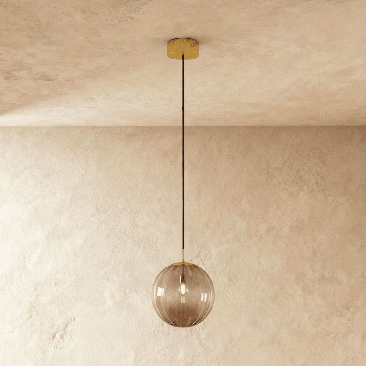Glazen Hanglamp Met Ronde Kap En Tijdloze Elegantie
