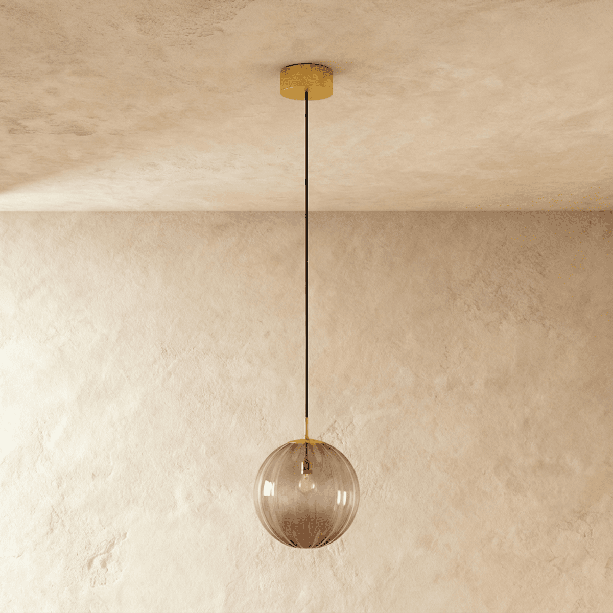 Glazen Hanglamp Met Ronde Kap En Tijdloze Elegantie