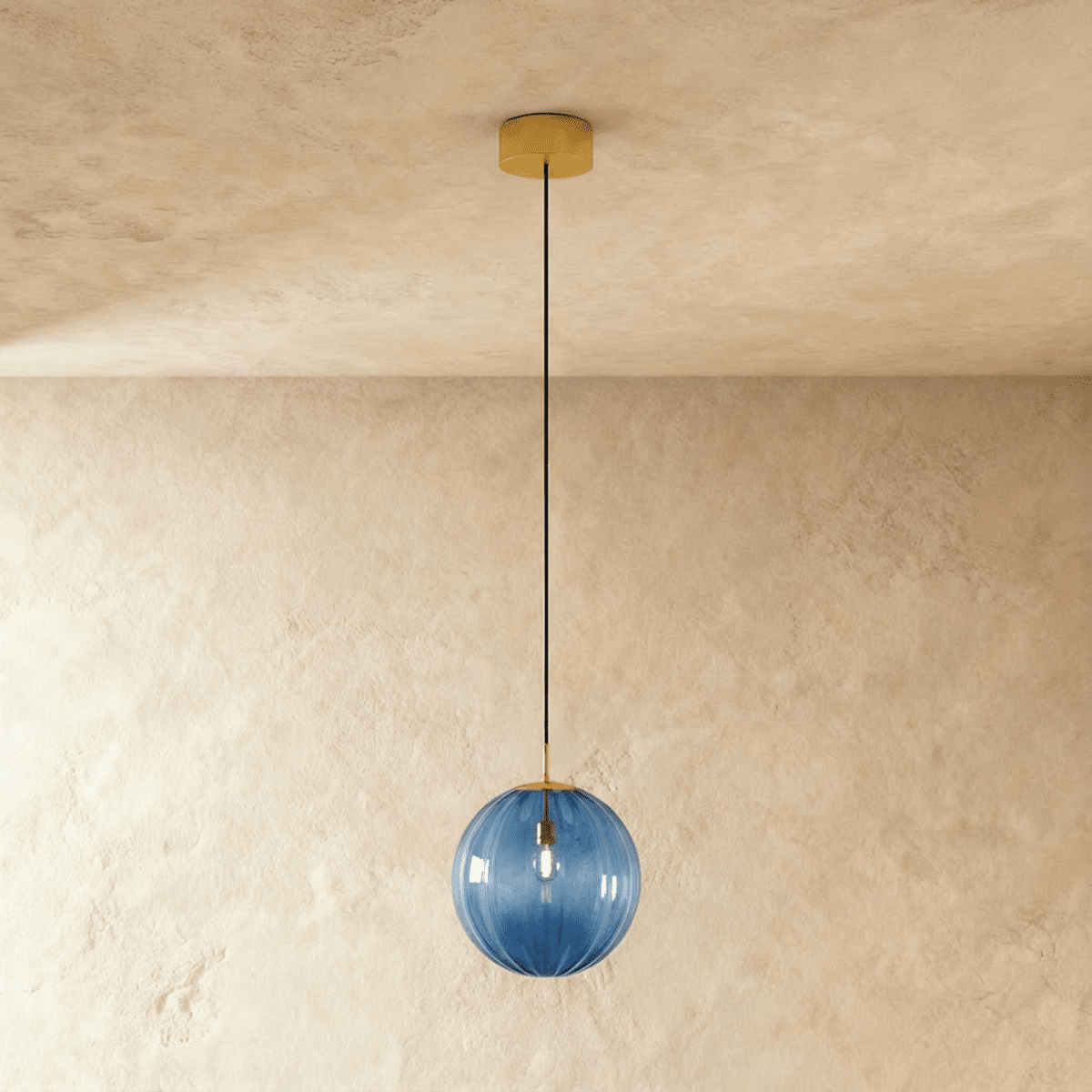 Glazen Hanglamp Met Ronde Kap En Tijdloze Elegantie
