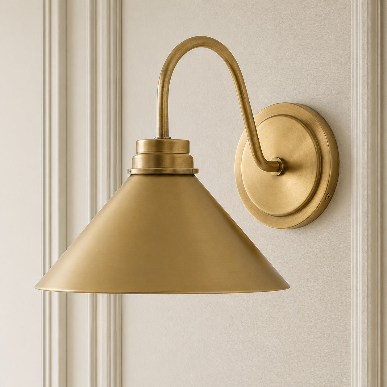 Globe Wandlamp met Gebogen Arm – Moderne Industriële Verlichting voor Badkamer, Slaapkamer en Gang