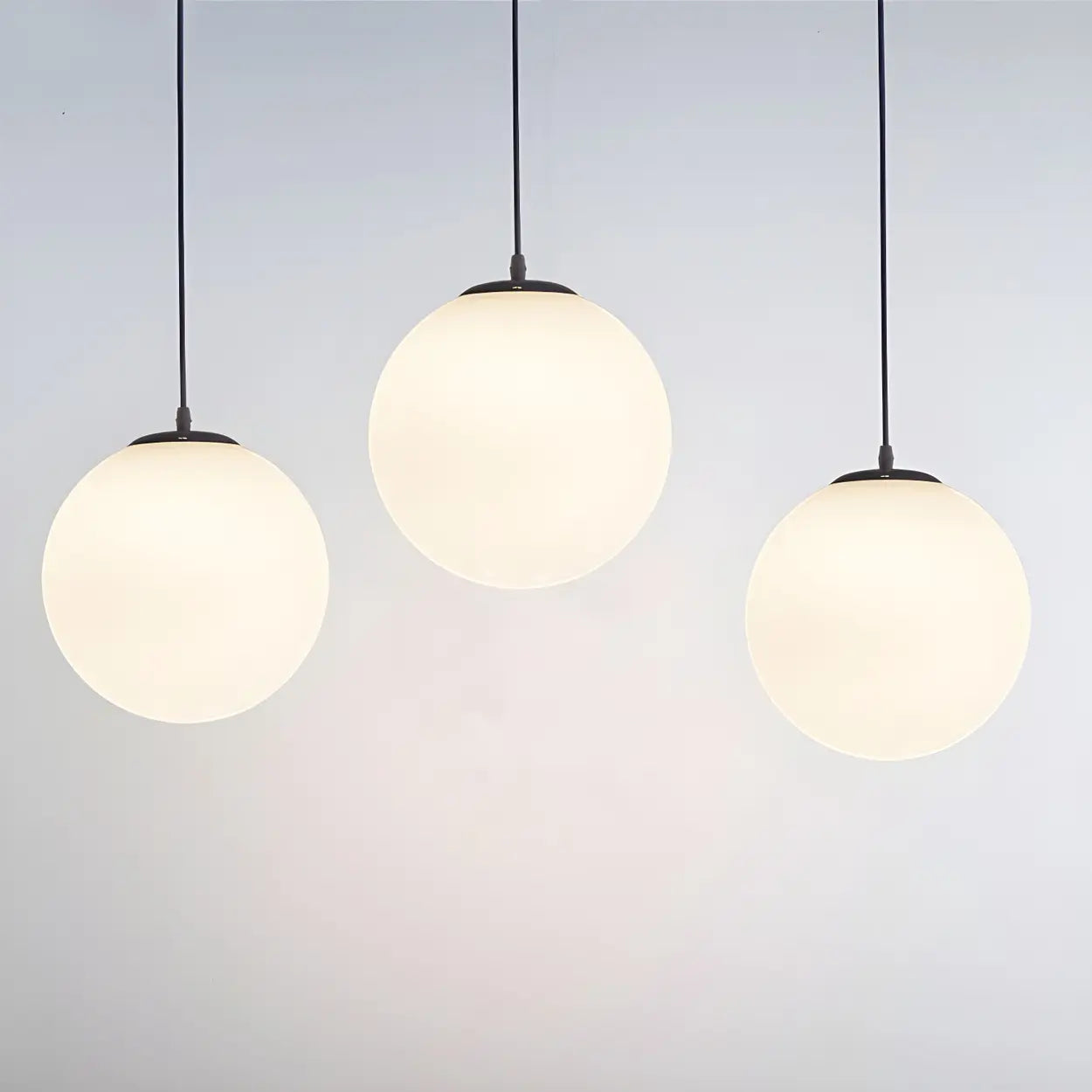 Moderne Witte Globe Hanglamp van Glas met Ronde Bolvorm in Diverse Maten voor Eetkamer en Woonkamer