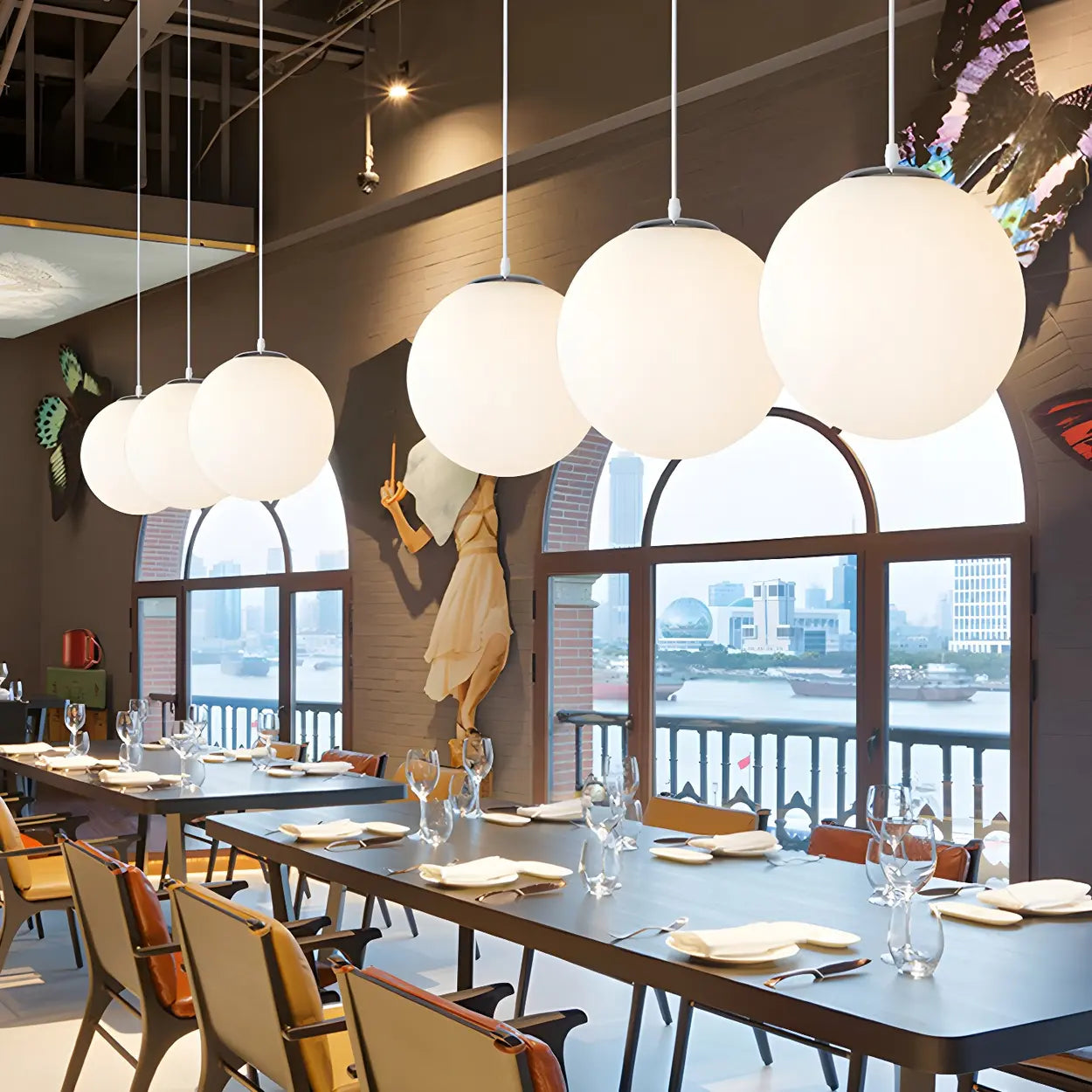 Moderne Witte Globe Hanglamp van Glas met Ronde Bolvorm in Diverse Maten voor Eetkamer en Woonkamer