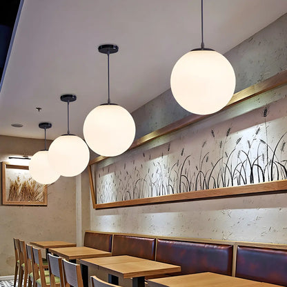 Moderne Witte Globe Hanglamp van Glas met Ronde Bolvorm in Diverse Maten voor Eetkamer en Woonkamer