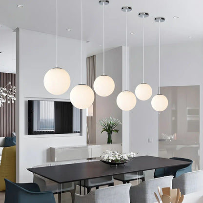 Moderne Witte Globe Hanglamp van Glas met Ronde Bolvorm in Diverse Maten voor Eetkamer en Woonkamer