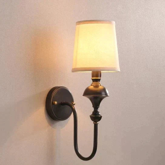Koperen Wandlamp met Kegel Lampenkap - Enkele of Dubbele Kop - Elegant Design voor Slaapkamer en Gang