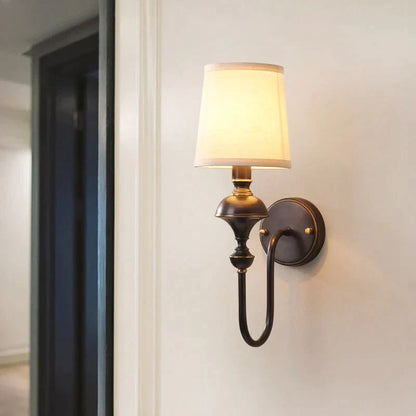 Koperen Wandlamp met Kegel Lampenkap - Enkele of Dubbele Kop - Elegant Design voor Slaapkamer en Gang