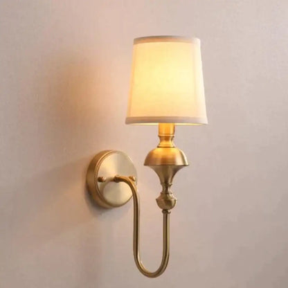 Koperen Wandlamp met Kegel Lampenkap - Enkele of Dubbele Kop - Elegant Design voor Slaapkamer en Gang