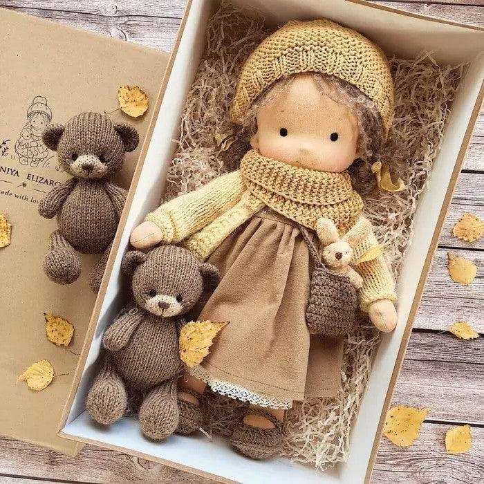 Handgemaakte Waldorf Pop van Natuurlijk Wol — Zacht Knuffelpoepje met Gebreide Kleding