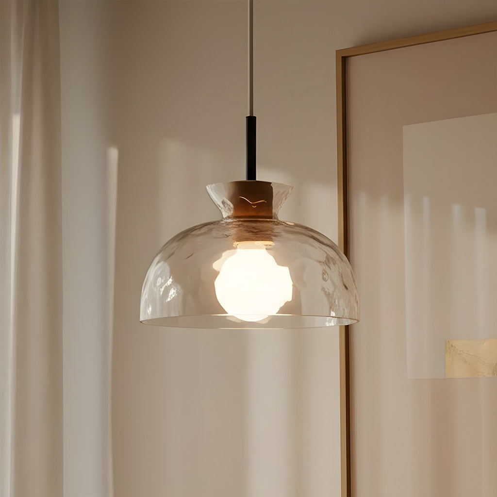 Glazen Hanglamp met Geslepen Koepel en Houten Accenten – Rustieke Eethoekverlichting