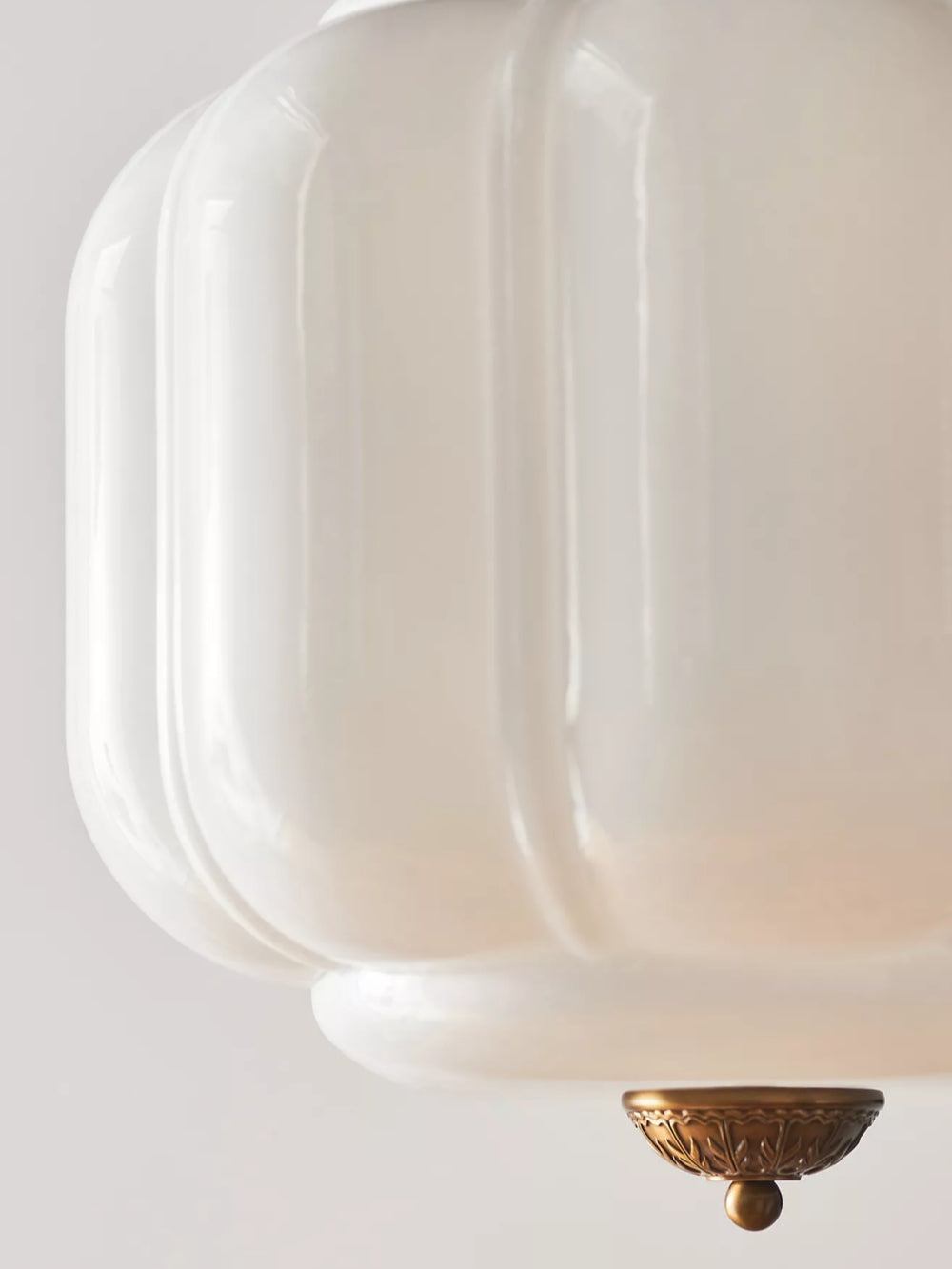 Vintage Kroonluchter met Crèmekleurige Glazen Kappen – Hanglamp in Retro-Stijl voor Eetkamer & Woonkamer