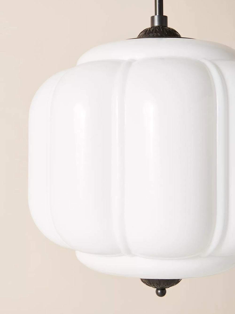Vintage Kroonluchter met Crèmekleurige Glazen Kappen – Hanglamp in Retro-Stijl voor Eetkamer & Woonkamer