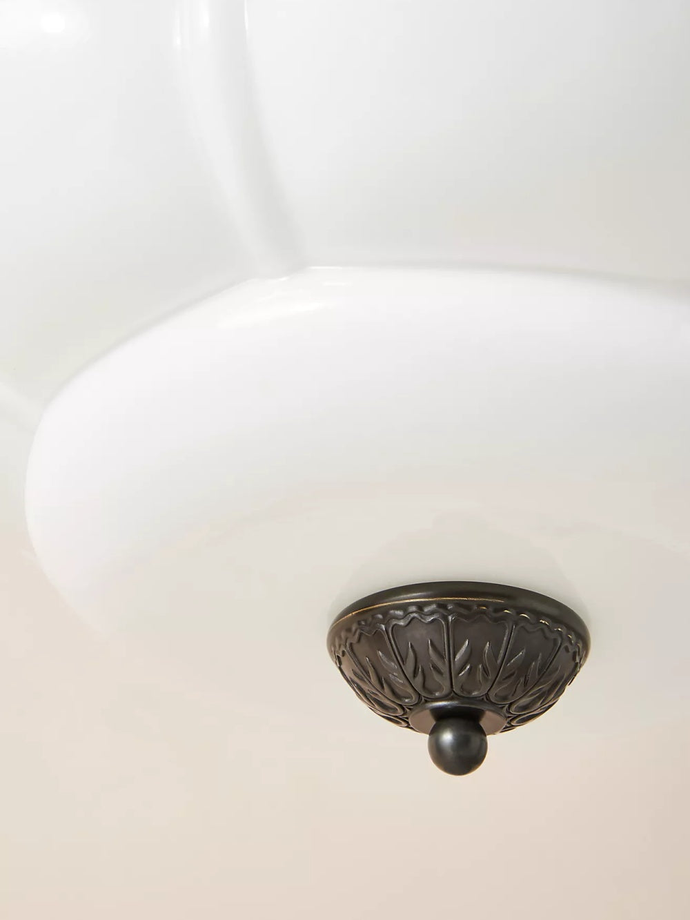 Vintage Kroonluchter met Crèmekleurige Glazen Kappen – Hanglamp in Retro-Stijl voor Eetkamer & Woonkamer