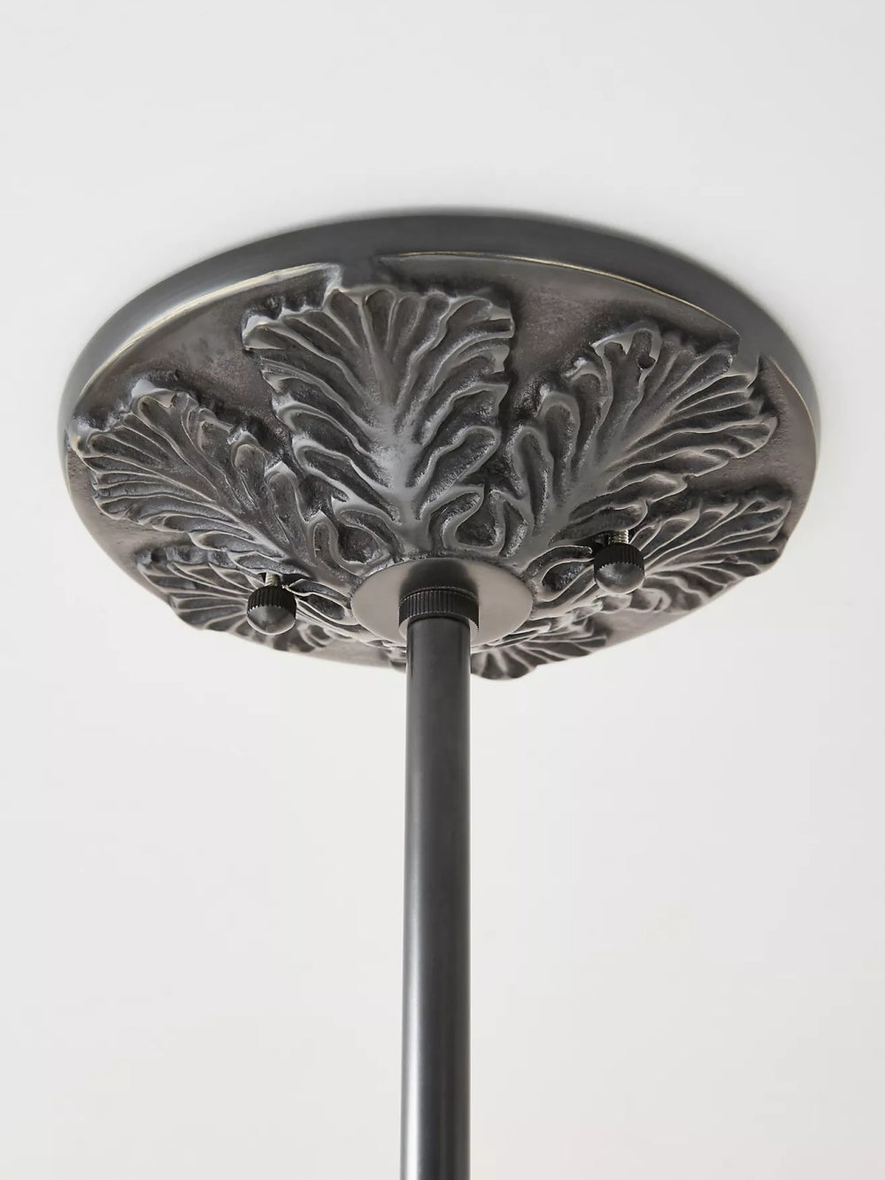 Vintage Kroonluchter met Crèmekleurige Glazen Kappen – Hanglamp in Retro-Stijl voor Eetkamer & Woonkamer