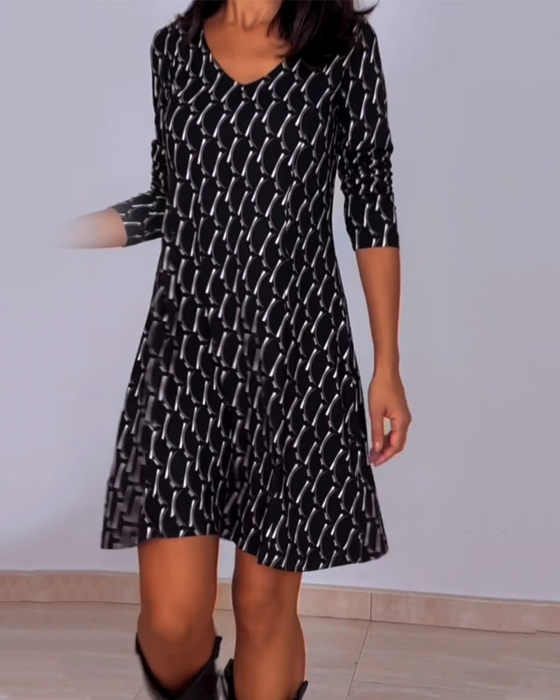 Diamond print v-hals jurk in de kleur Zwart voor dames in stijl ideaal voor de herfst.