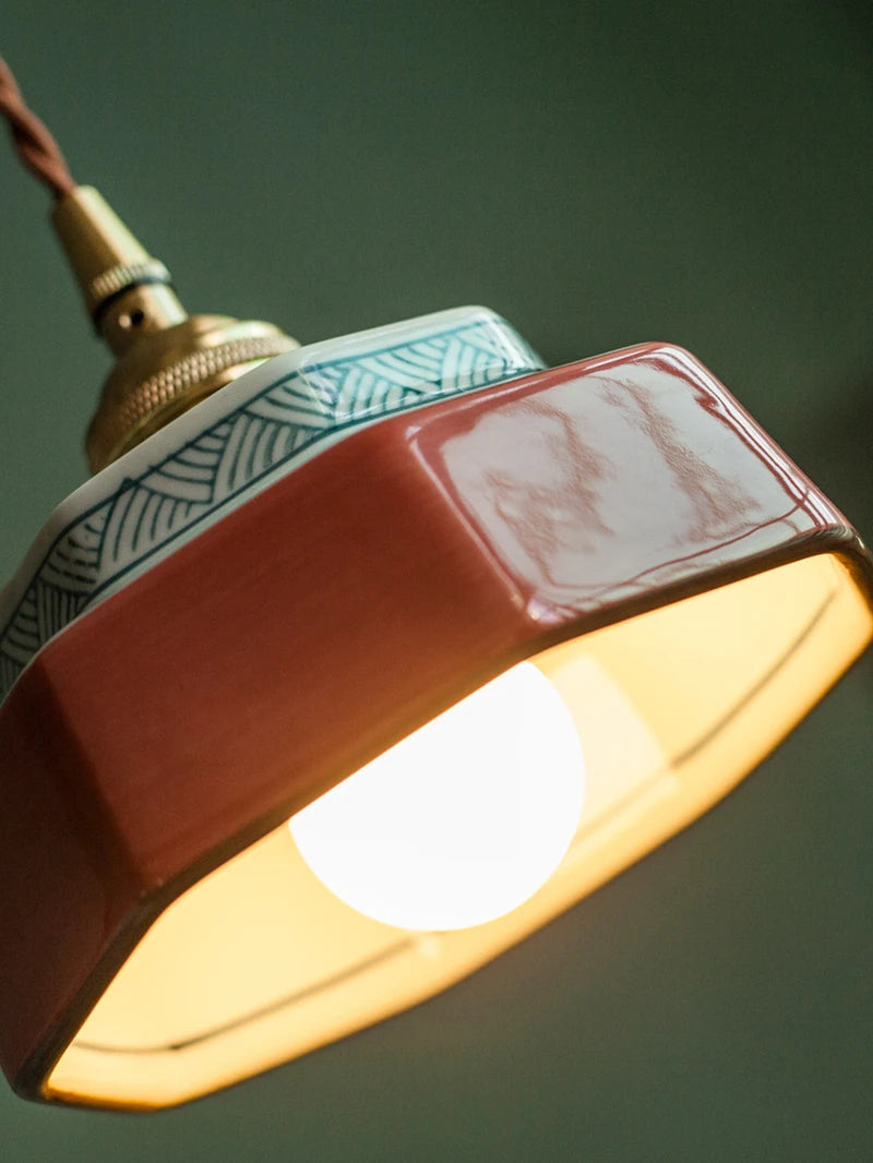 Handgeschilderde Keramische Hanglamp – Scandinavische Stijl met Koperen Fitting