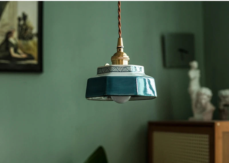 Handgeschilderde Keramische Hanglamp – Scandinavische Stijl met Koperen Fitting